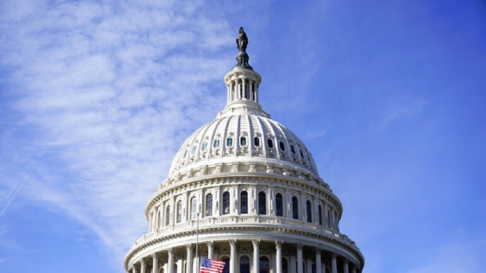 قلق على صحة السيناتور الأمريكي ميتش ماكونيل بعد عجزه عن متابعة الكلام لثوان طويلة (فيديو)