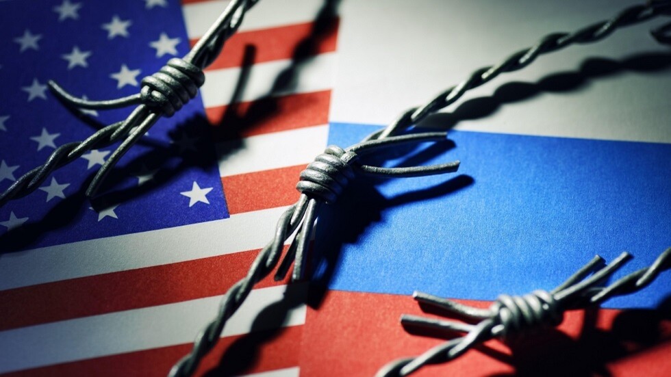 صحفي أمريكي بارز: واشنطن ستعلن "حربا سياسية ساخنة" واسعة النطاق ضد روسيا العام المقبل