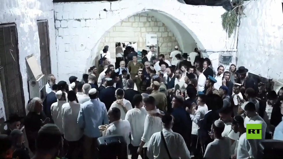 مستوطنون يغنون ويرقصون أثناء اقتحامهم قبر يوسف في نابلس