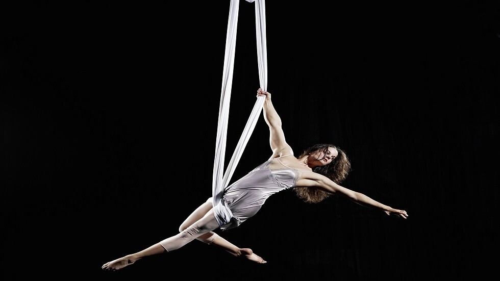 بالفيديو.. لاعبة جمباز روسية تسقط من ارتفاع عال خلال تأديتها لعرض في السيرك