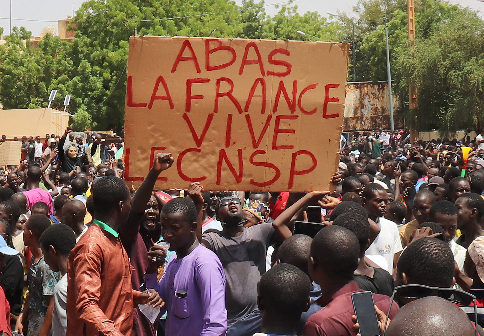 فرنسا تبدأ بإجلاء رعاياها من النيجر