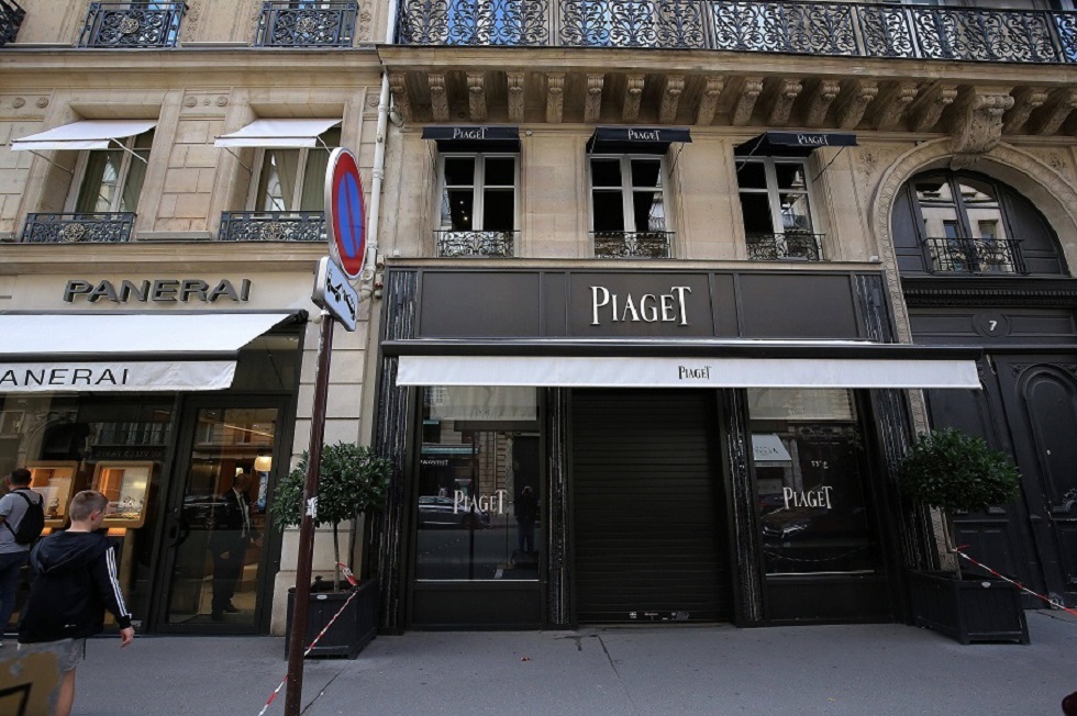 ملايين الدولارات.. سطو مسلح على محل مجوهرات نهارا جهارا وسط باريس (صور+ فيديو)