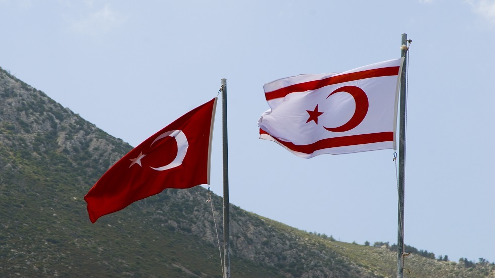 علم تركيا وعلم جمهورية قبرص التركية 