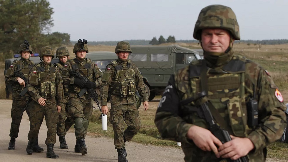 مستشار سابق في البنتاغون يحذر: الغرب يشكل تحالفا لغزو أوكرانيا