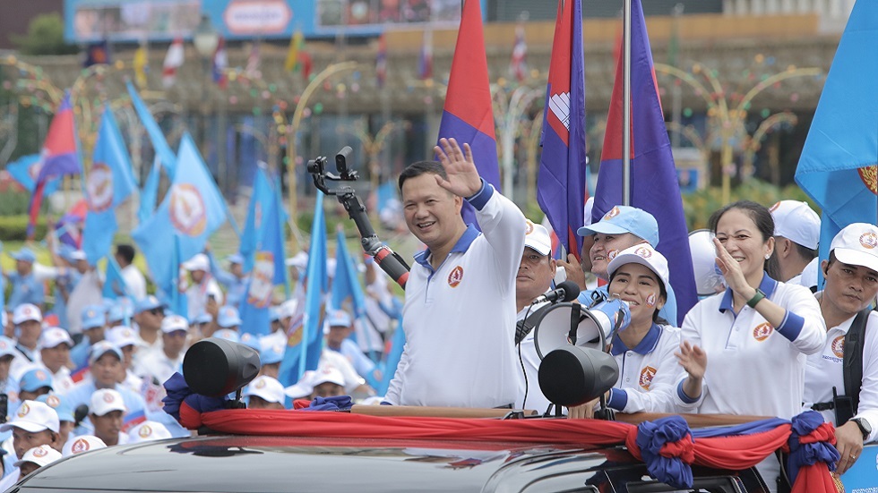 كمبوديا.. نجل رئيس الوزراء يخلف والده في أول انتقال للسلطة منذ أربعين عاما