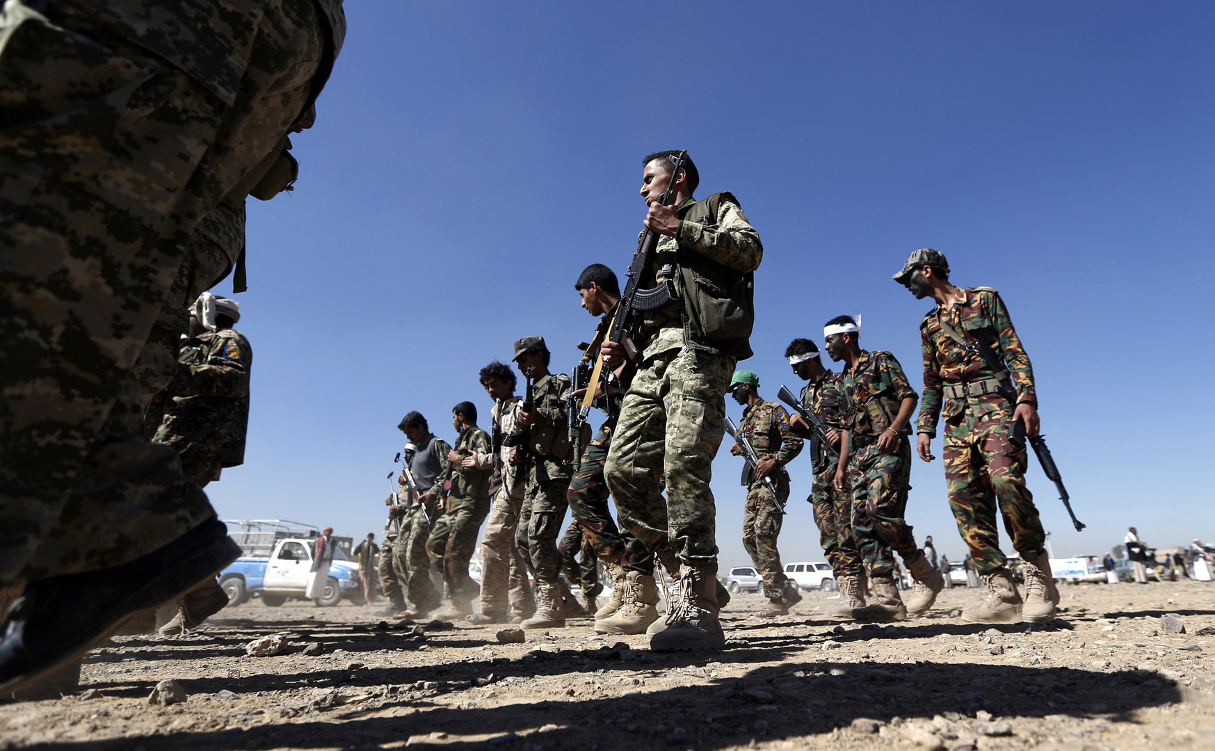 هددوا بشن حرب تاريخية.. الحوثيون يحذرون الجيش الأمريكي من الاقتراب من مياههم الإقليمية