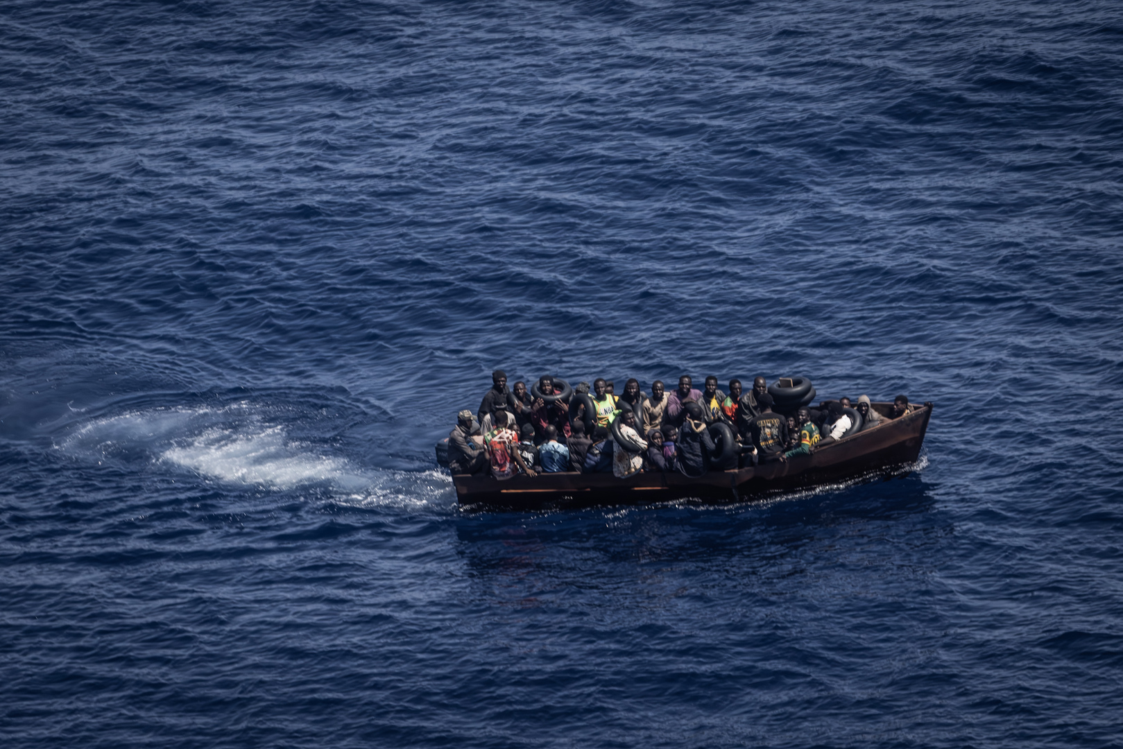 مصرع 11 شخصا وفقدان العشرات إثر غرق زورق مهاجرين قبالة سواحل تونس