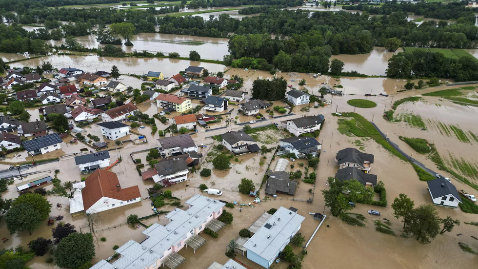 رئيس الوزراء السلوفيني يقدر الأضرار الناجمة عن الفيضانات في البلاد بمليارات اليوروهات (فيديو)