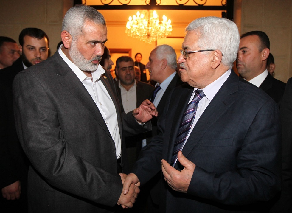 الرئيس الفلسطيني محمود عباس ورئيس المكتب السياسي لحركة 