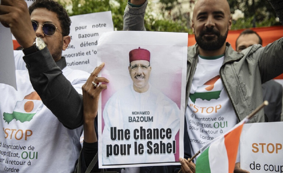 أنصار محمد بازوم أمام سفارة النيجر في باريس