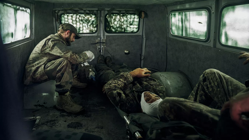 الجنود الروس ينتشلون جثث جنود أوكرانيين في بلدة نوفوسيلوفسكي بعدما تركتهم قوات كييف (فيديو)