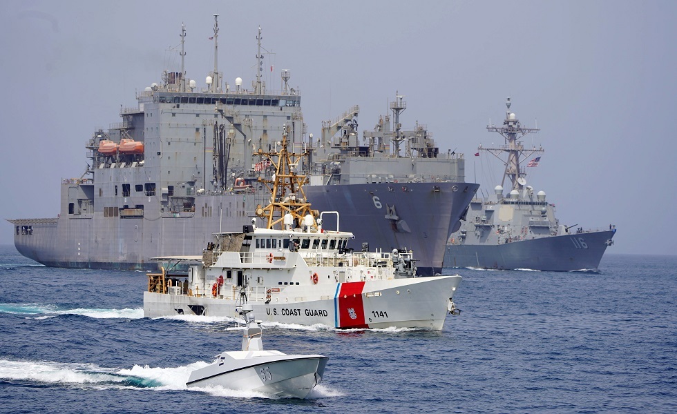 الأسطول الخامس الأمريكي بالشرق الأوسط يحذر شركات الشحن خلال عبورها مضيق هرمز