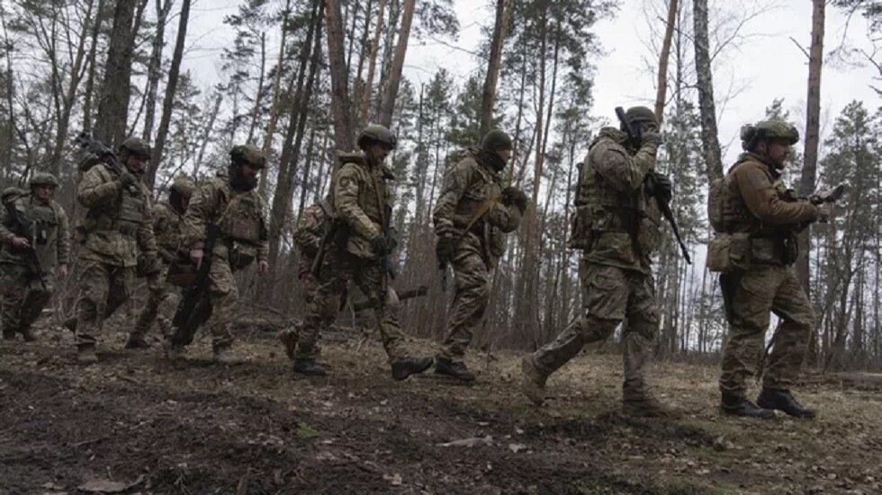 جنود روس يأسرون 6 مظليين أوكرانيين في جمهورية لوغانسك