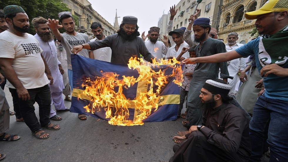 السويد تدعو مواطنيها وشركاتها في الخارج للحذر بسبب تبعات حرق نسخ من القرآن في ستوكهولم