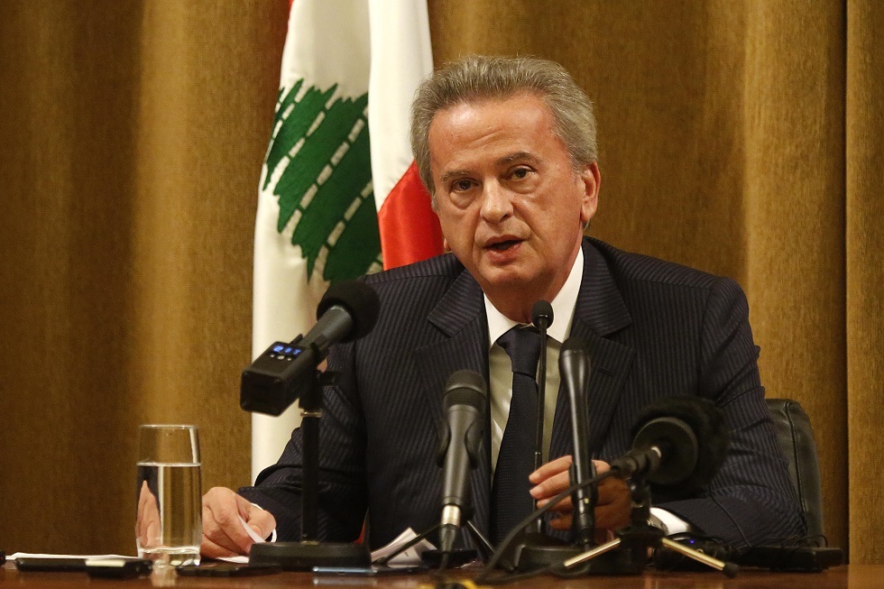لبنان يجمد حسابات حاكم المصرف المركزي السابق وشركاء له ويرفع عنها السرية