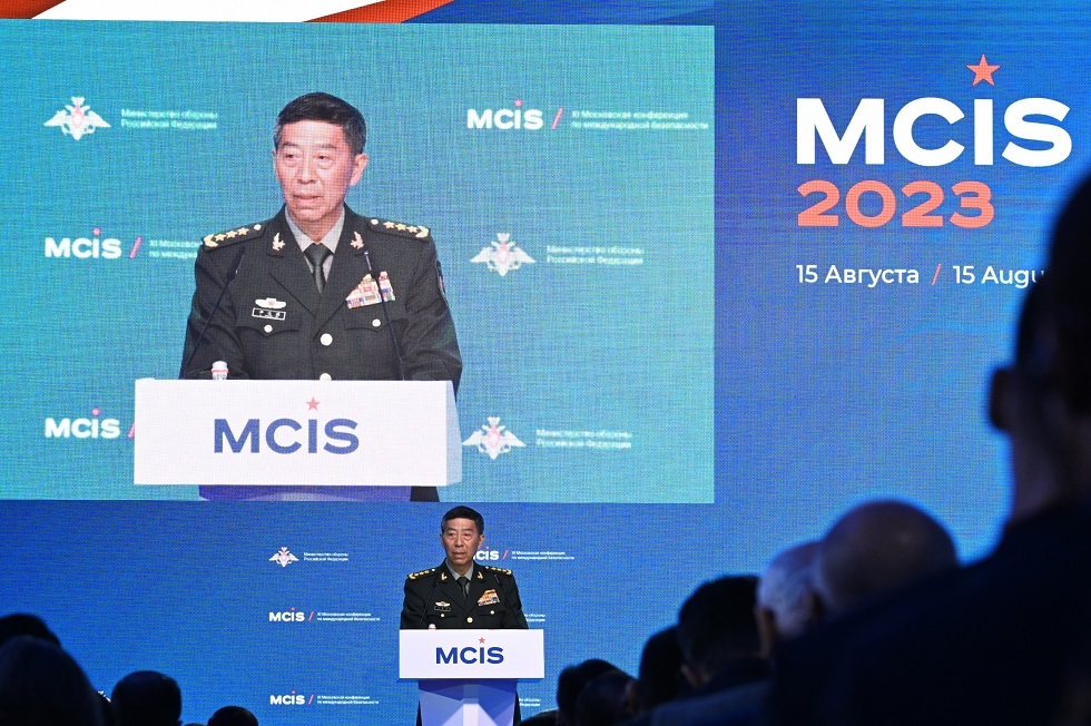 وزير الدفاع الصيني لي شانغ فو يلقي خطابا في مؤتمر موسكو للأمن الدولي، موسكو، 15 أغسطس 2023