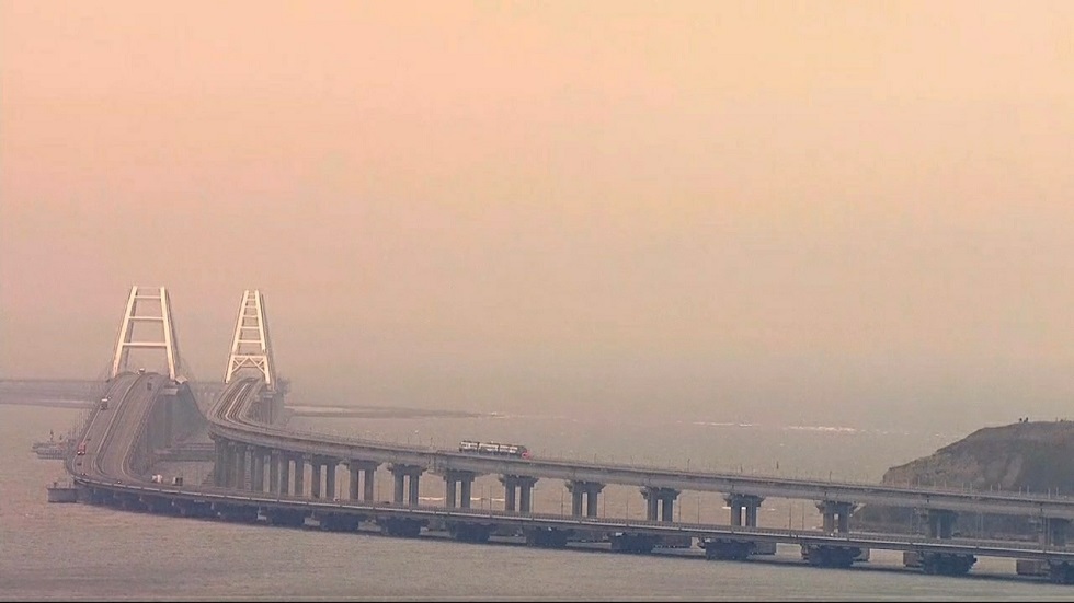 كييف تتبنى علنا الهجوم على جسر القرم في يوليو وتقدم دليلا مصورا لقناة أمريكية (فيديو)