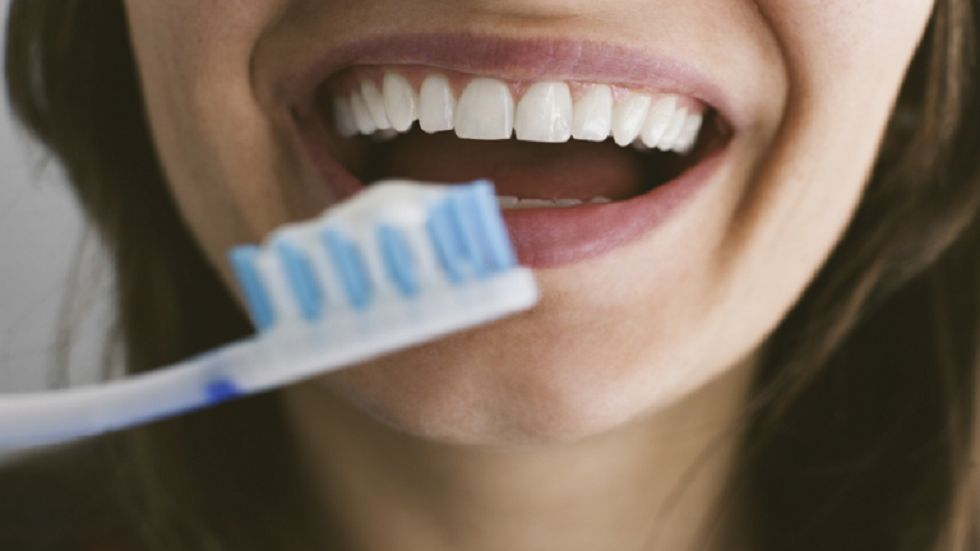 طبيبة تكشف خطورة عدم تنظيف الأسنان قبل النوم