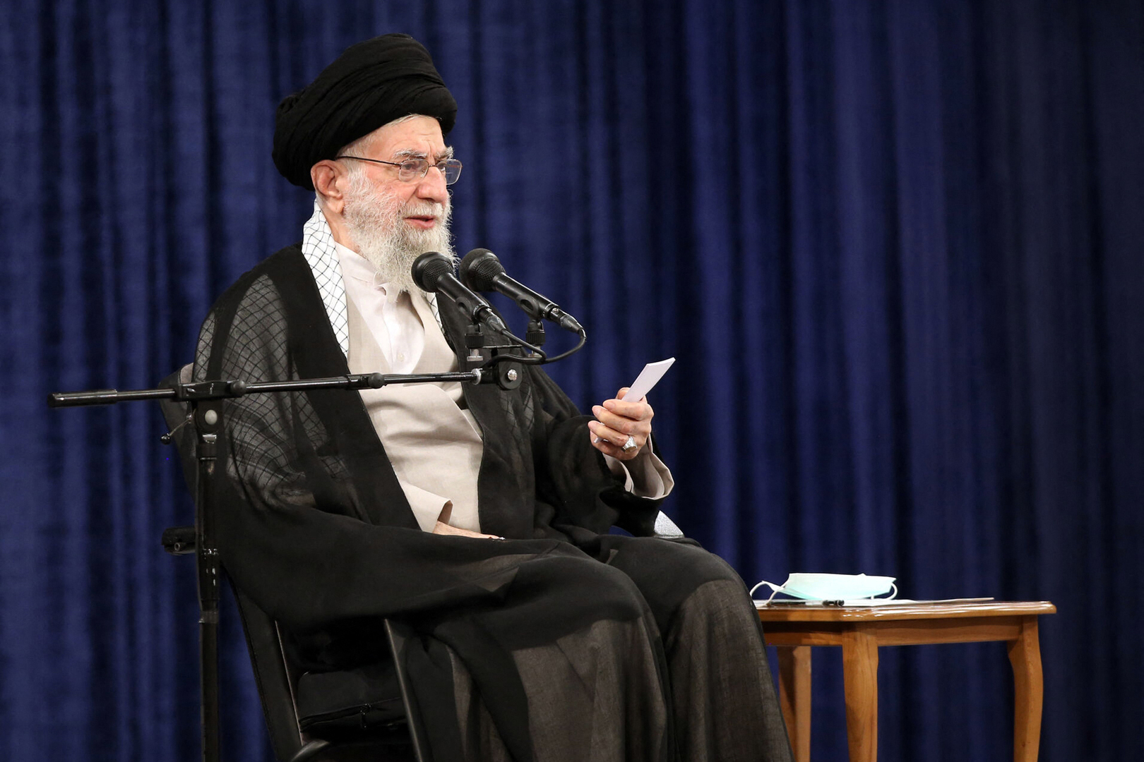 خامنئي يجتمع مع المجلس الأعلى لقادة الحرس الثوري الإيراني ويؤكد: يجب ألا نخطئ في تحديد هوية العدو!
