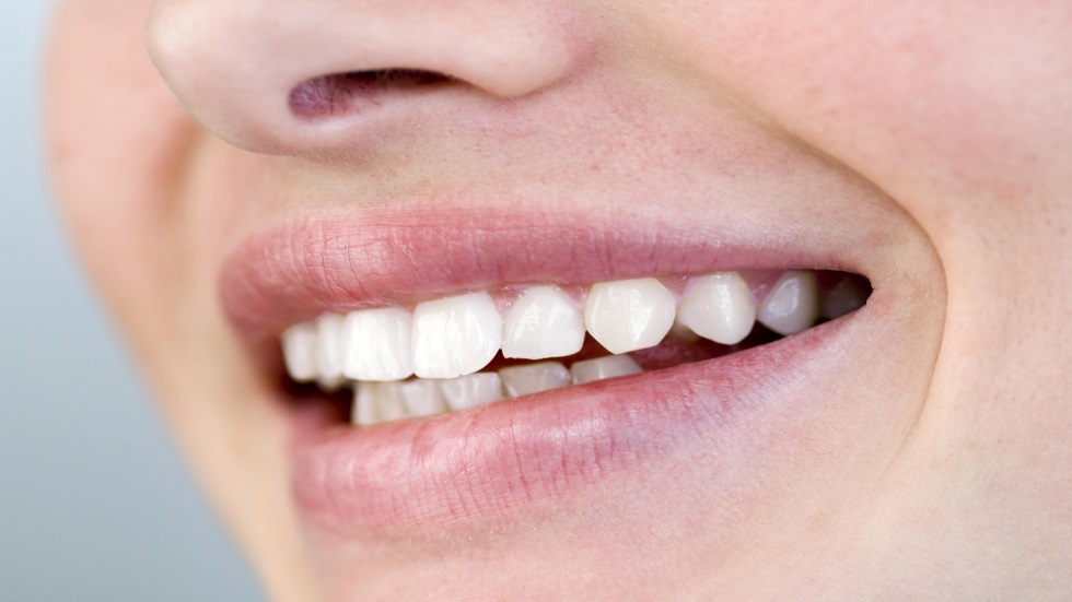 طبيبة أسنان تحدد المنتجات المسببة لتراكم الجير على الأسنان