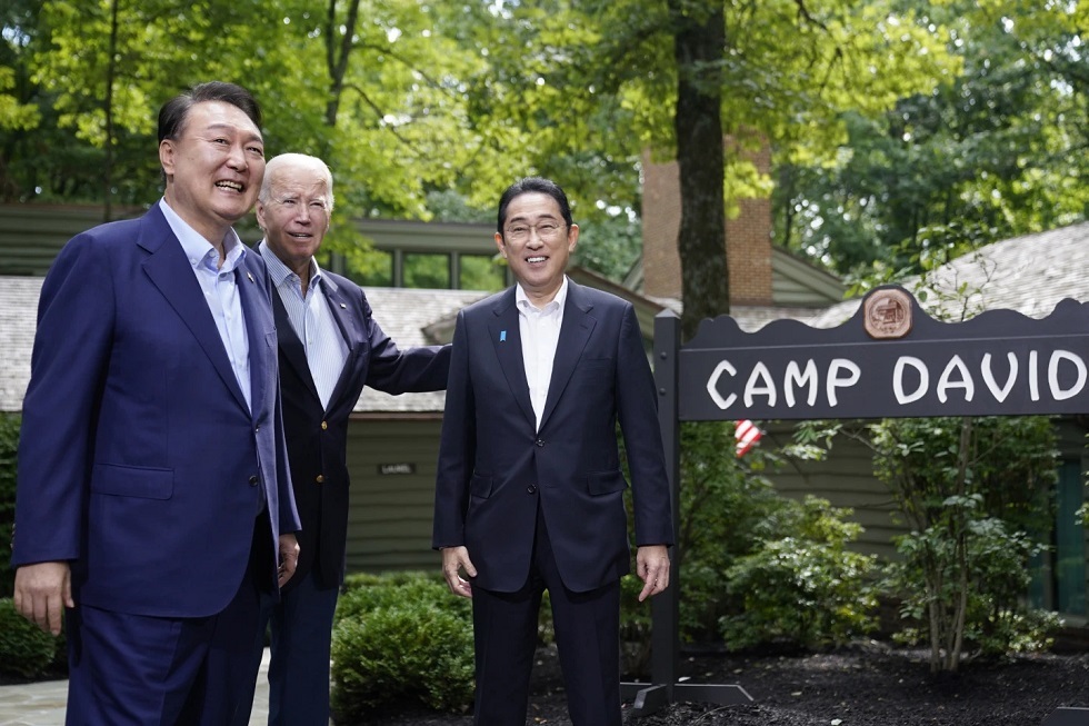 الرئيس الأمريكي جو بايدن ورئيس كوريا الجنوبية يون سوك يول ورئيس الوزراء الياباني فوميو كيشيدا