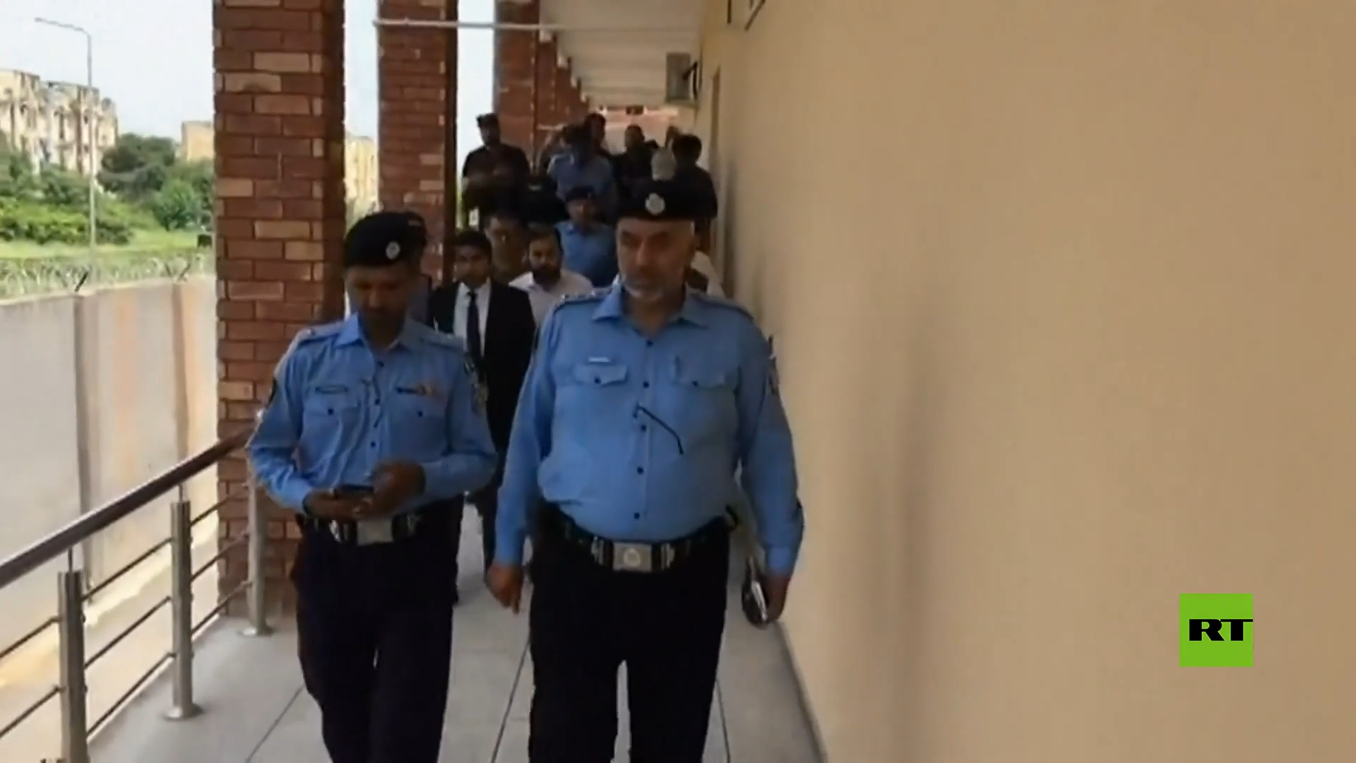 لحظة دخول وزير الخارجية الباكستاني السابق مبنى المحكمة بعد إلقاء القبض عليه