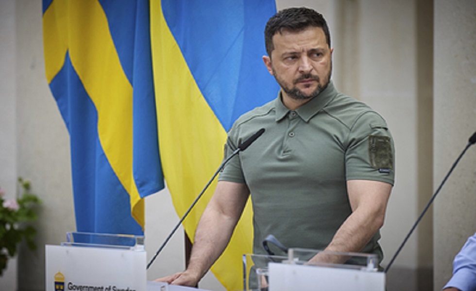 زيلينسكي يتلاعب بالألفاظ حول التنازل عن أراض أوكرانية مقابل عضوية الناتو