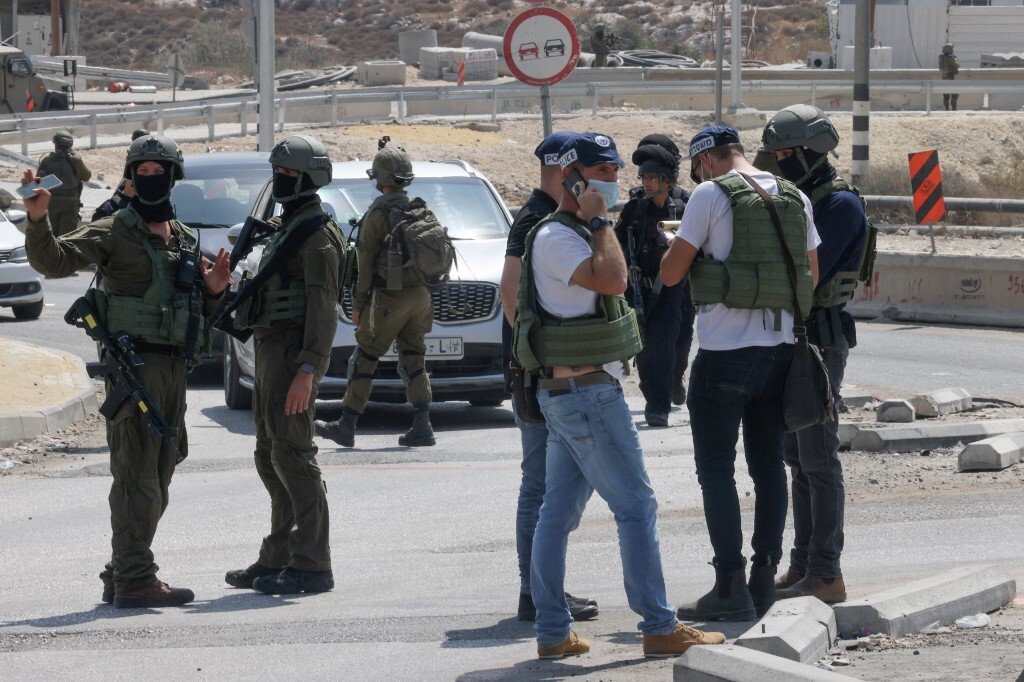 الجيش الإسرائيلي يعزز قواته في الضفة الغربية عقب عملية إطلاق نار أدت إلى مقتل مستوطنة