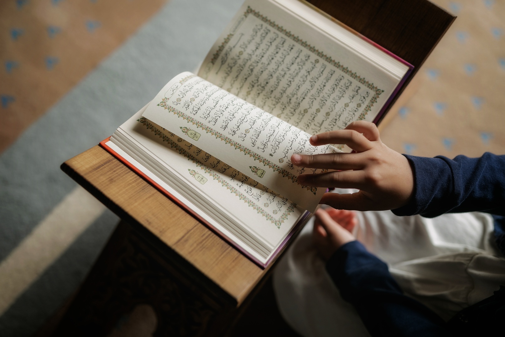 أمير سعودي يتسلم نسخة من القرآن الكريم بلغة 