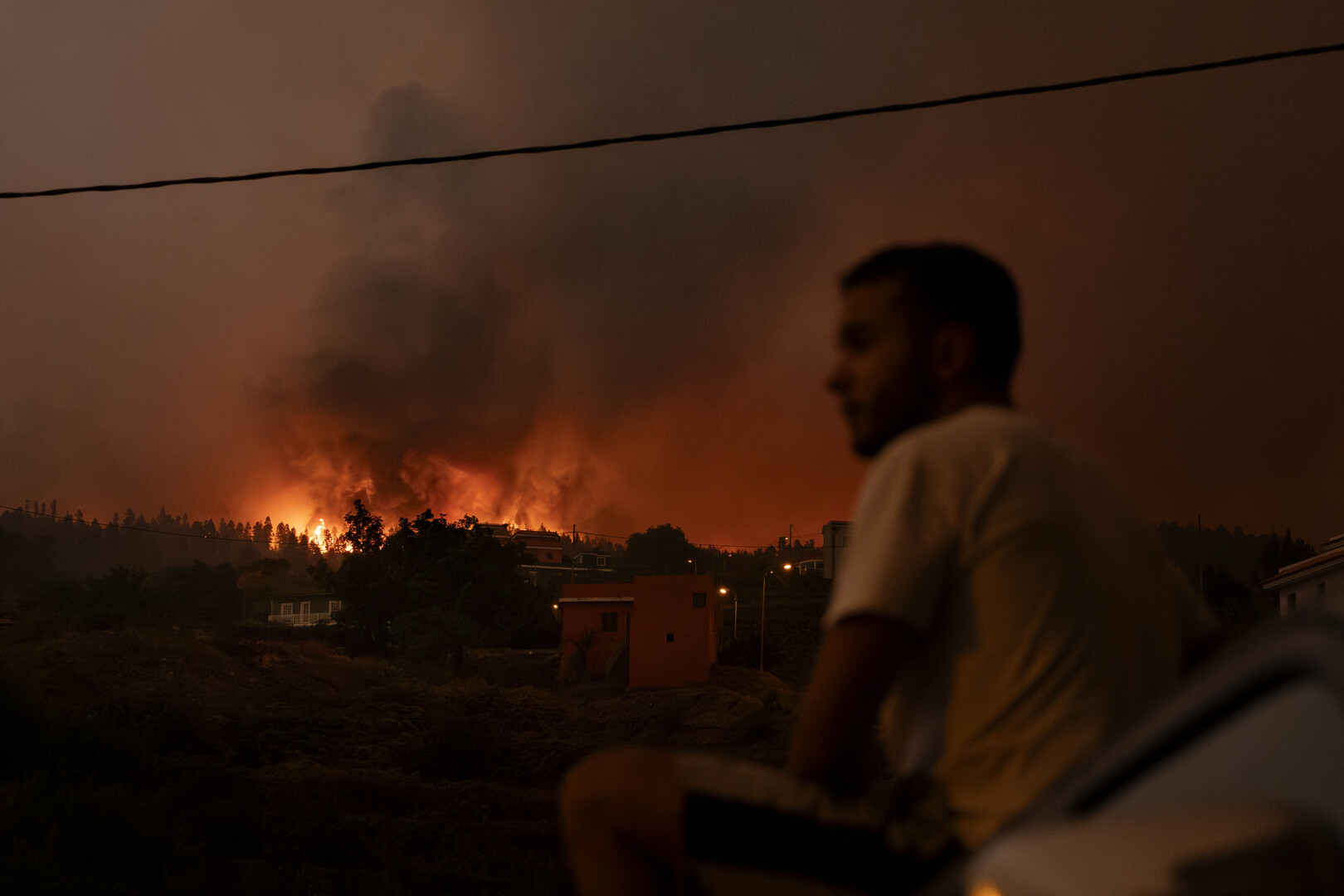 اليونان.. إصابة رجلي إطفاء خلال مشاركتهما في إخماد حرائق الغابات (صور)