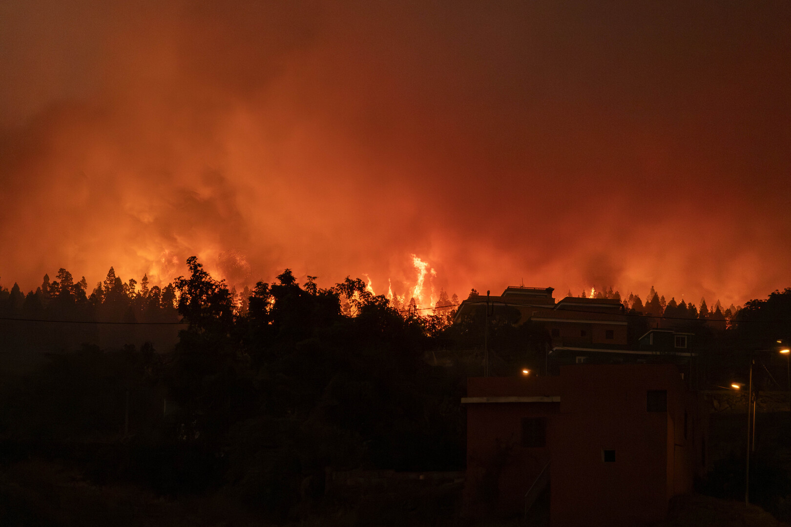اليونان.. إصابة رجلي إطفاء خلال مشاركتهما في إخماد حرائق الغابات (صور)
