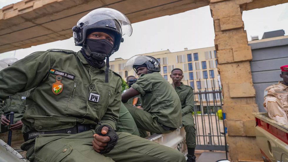 أعلن وزير خارجية النيجر عن استعدادات نشطة لتدخل الإيكواس عسكريا في بلاده