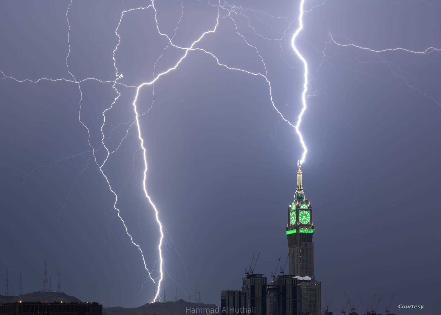 خبير مناخ سعودي يكشف 7 أسباب للظواهر الجوية العنيفة في مكة الكرمة (فيديو)