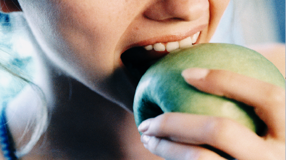 فوائد مذهلة.. عالم أغذية يكشف أهمية تناول التفاح كل يوم!