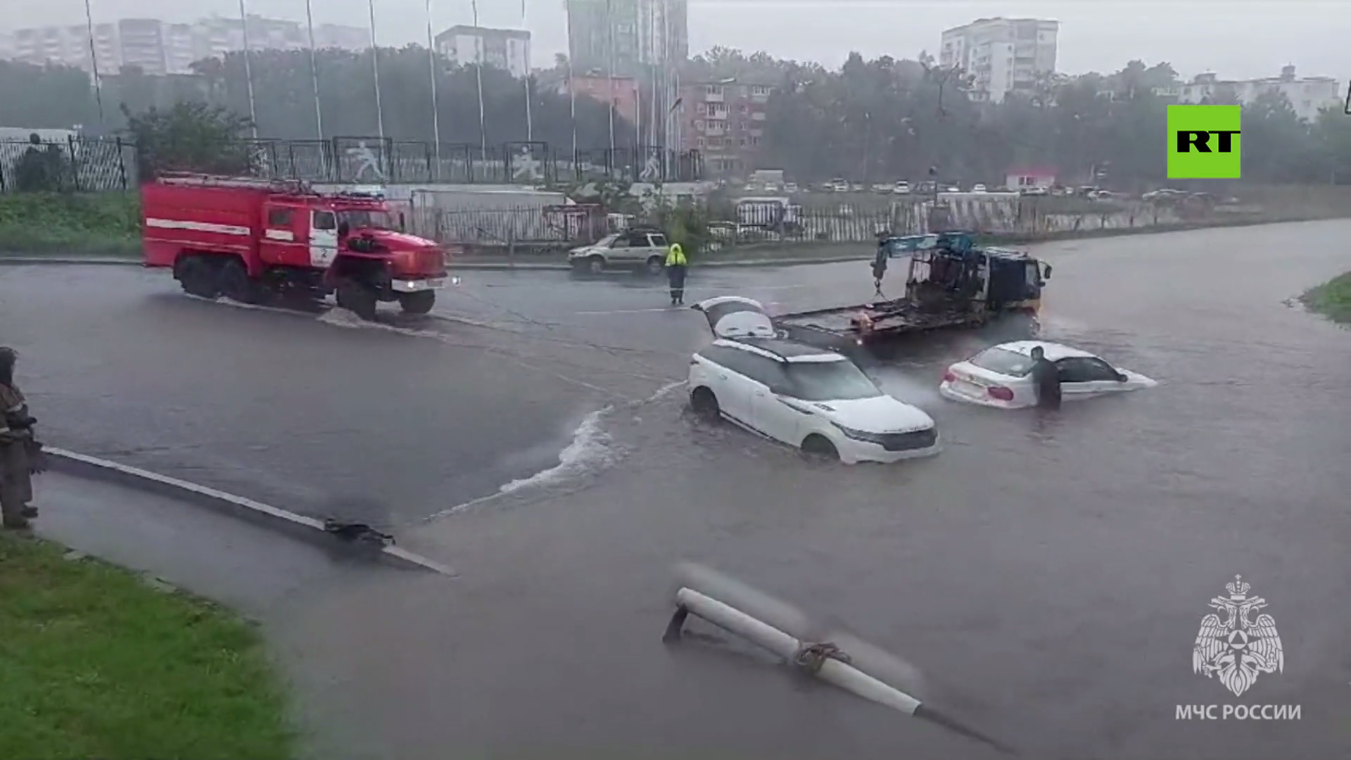 الطوارئ الروسية تنشر لقطات من فلاديفوستوك المغمورة بالمياه بعد أمطار قياسية