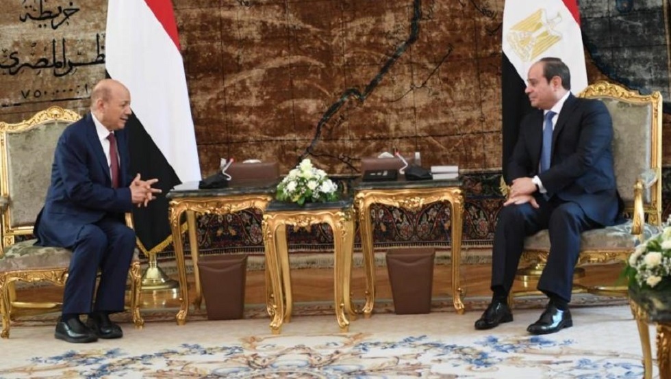 الرئيس المصري عبد الفتاح السيسي ورئيس مجلس القيادة الرئاسي في اليمن رشاد العليمي