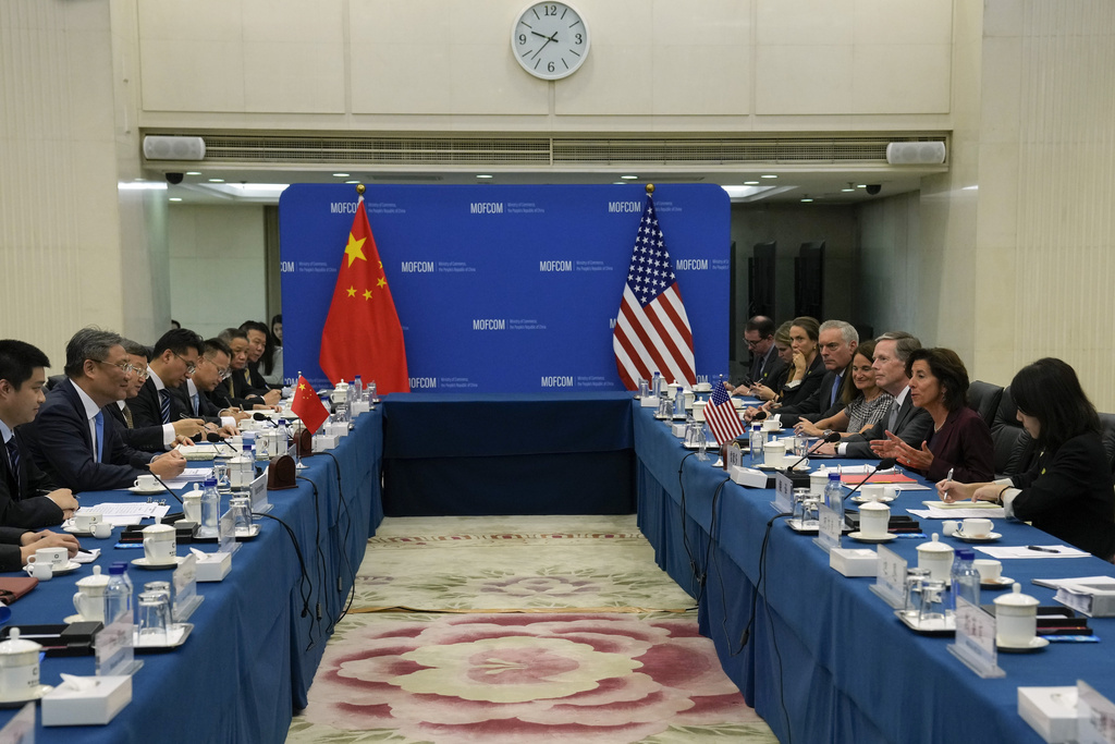 وزير التجارة الصيني يبلغ نظيرته الأمريكية بموقف بلاده من عقوبات واشنطن على بكين
