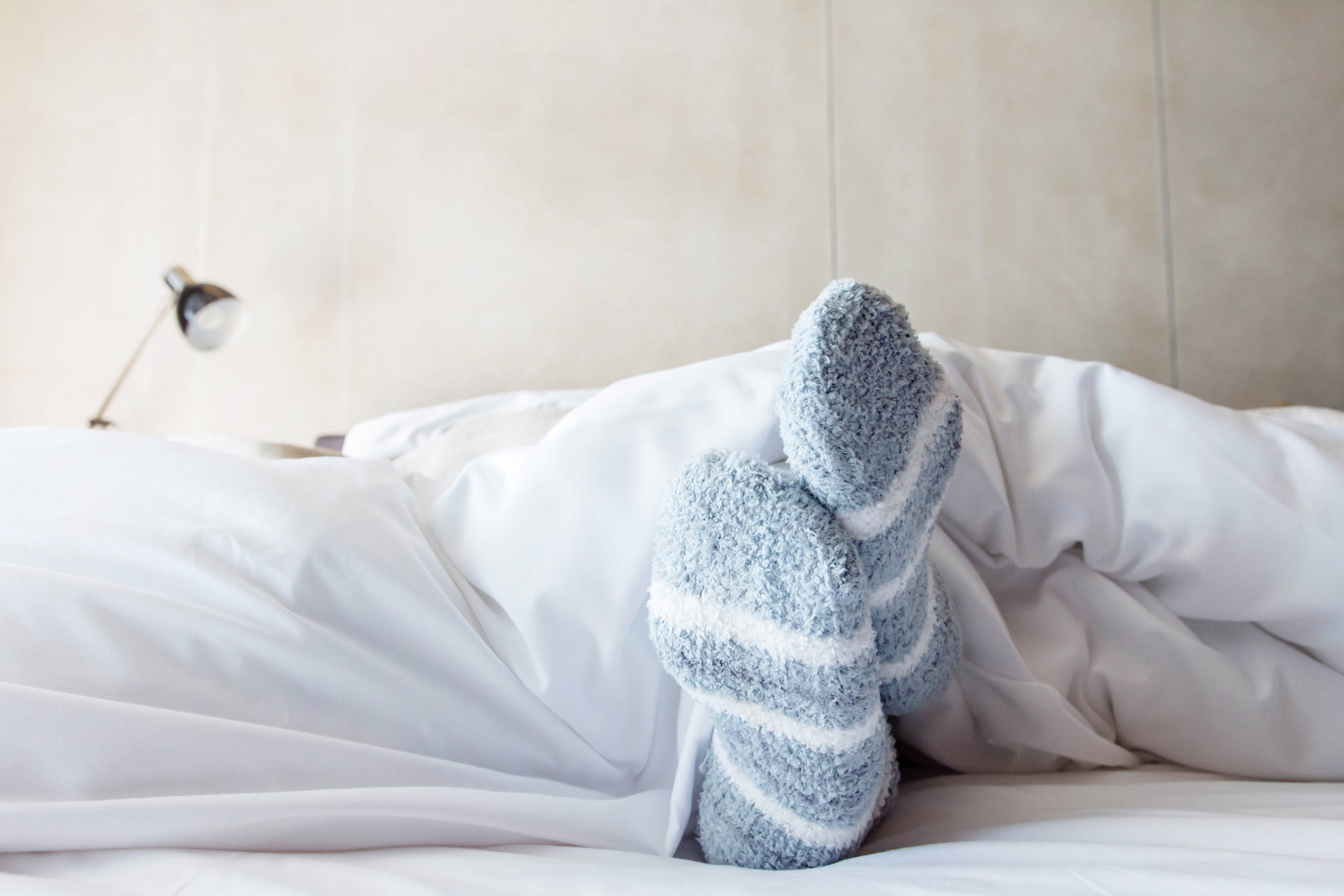 ثلاثة مخاطر صحية يمكن أن يسببها النوم مع ارتداء الجوارب