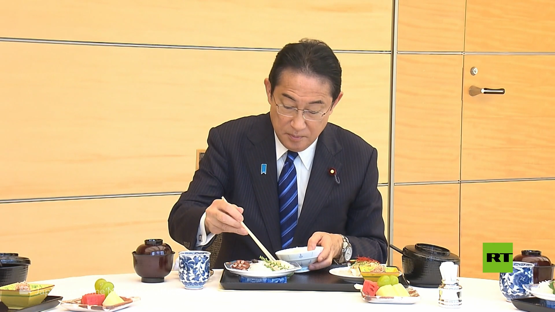 رئيس الحكومة اليابانية يتناول أسماكا من فوكوشيما 