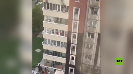 أشخاص يقفزون من النوافذ هربا من الحريق في مبنى شاهق في كازاخستان 