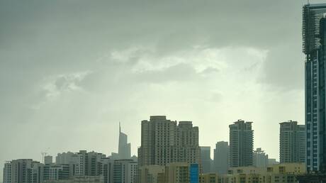 أمطار غزيرة وسيول في شوارع دبي والشارقة والعين وأبو ظبي في الإمارات (فيديو)