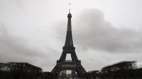 بلاغ كاذب.. الشرطة الفرنسية تسمح للزوار بالعودة إلى برج إيفل بعد ساعتين من إخلائه