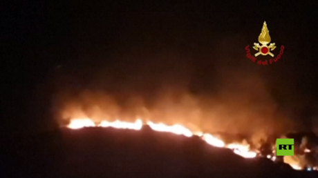 بالفيديو.. حرائق الغابات في جزيرة إلبا الإيطالية