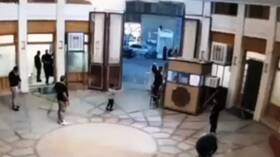 إيران.. كاميرا توثق عملية إطلاق النار في الهجوم الذي استهدف مرقدا دينيا جنوبي البلاد (فيديو)