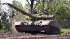 الدفاع الروسية تنشر لقطات من عمل طواقم دبابات تي-80 القتالية في محور كوبيانسك