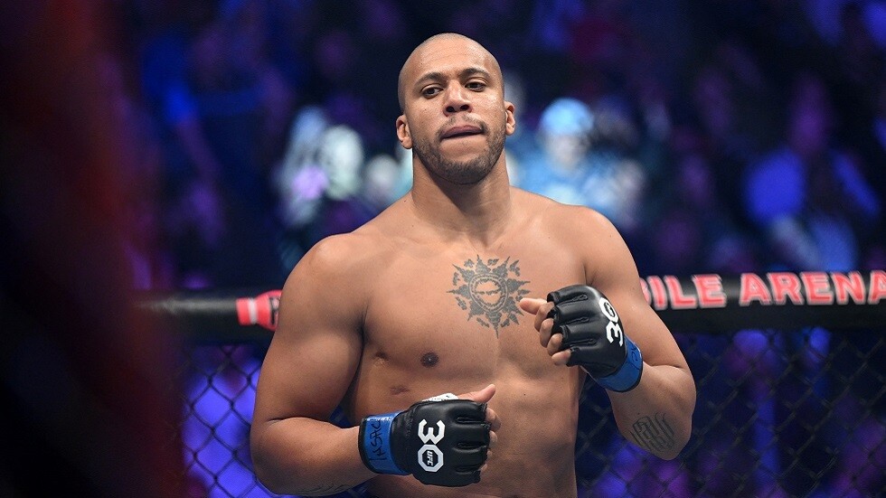 المقاتل الفرنسي غان يسقط المولدوفي سبيفاك بالفنية القاضية (فيديو)