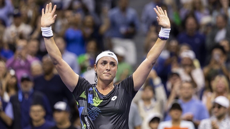 "وزيرة السعادة" التونسية أنس جابر تخرج من عنق الزجاجة (فيديو)