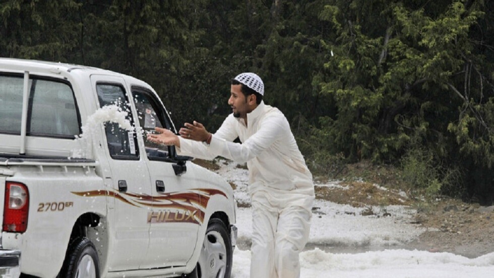 المدينة المنورة تشهد أمطارا غزيرة وتساقط البرد فوق الأكحل (فيديو)