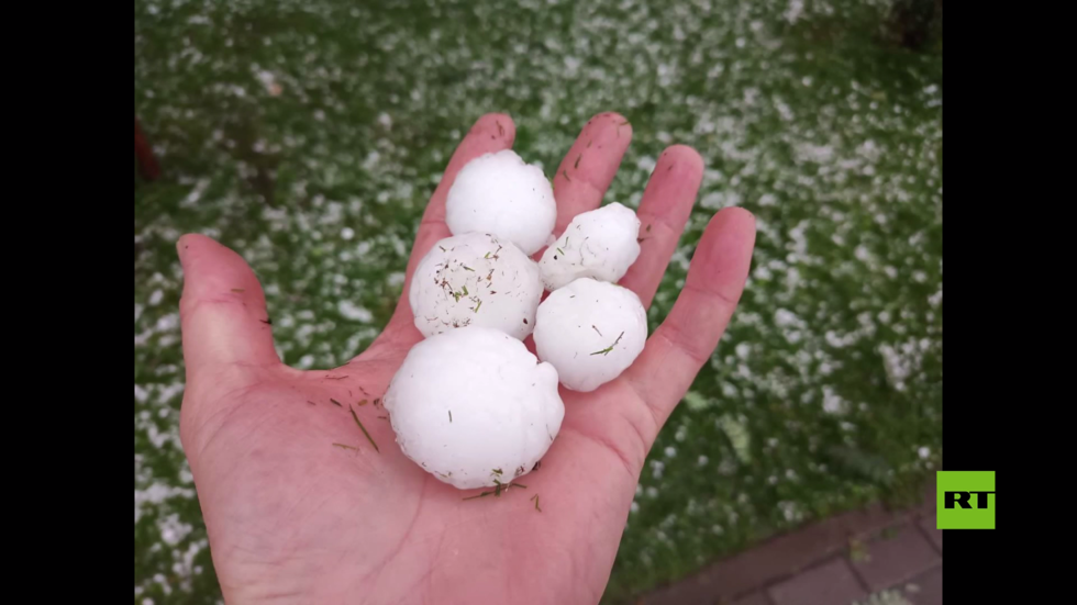 بالفيديو.. تساقط حبات برد كبيرة في نوفوسيبيرسك الروسية