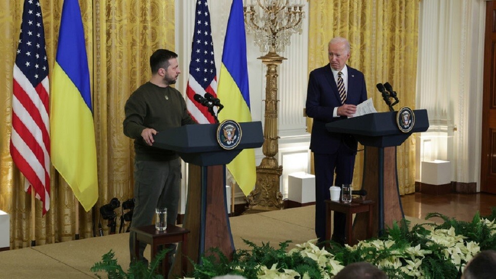 "لو فيغارو": حرص زيلينسكي على الصراع حتى النهاية المريرة يثير غضب واشنطن